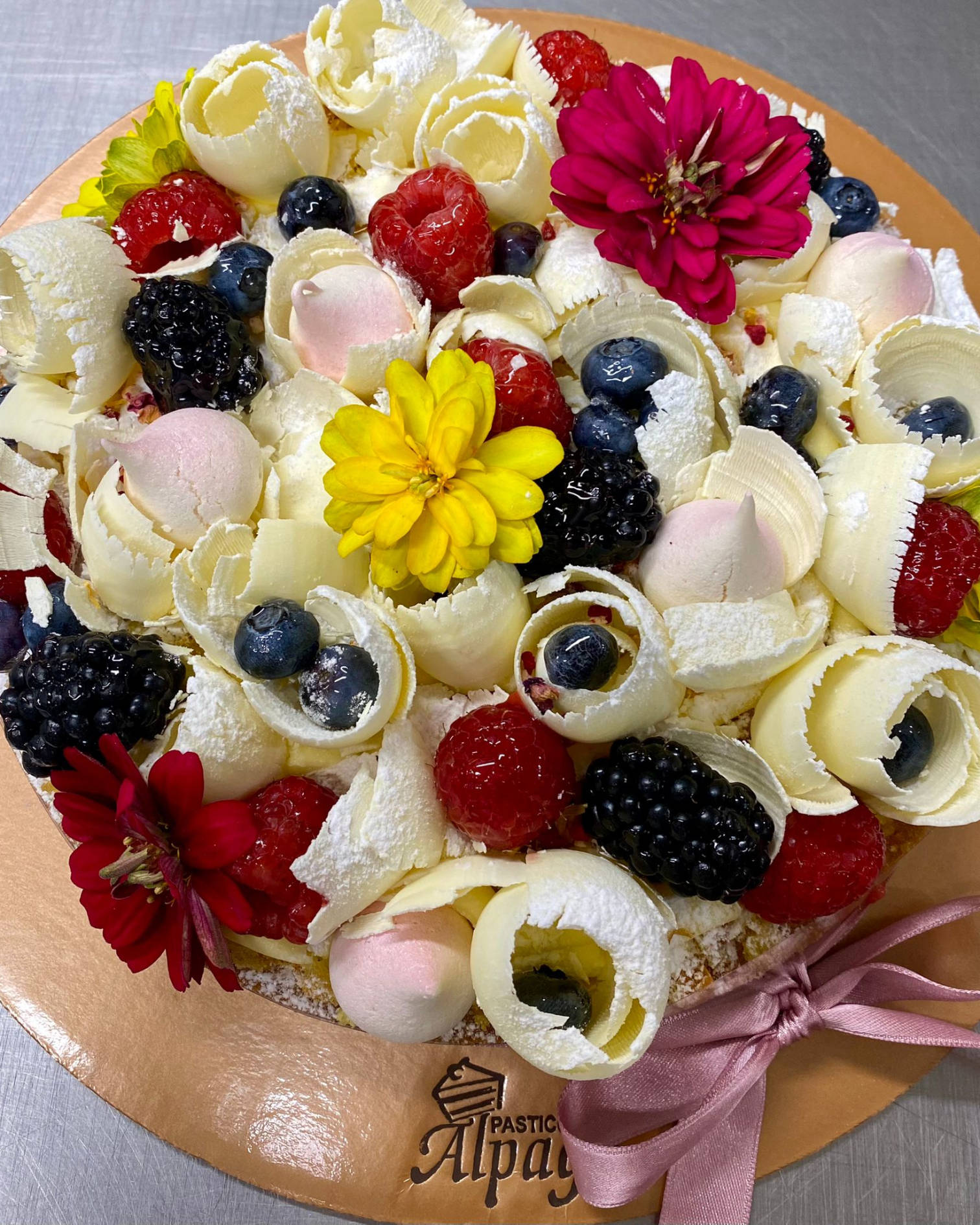 Torta frutti rossi e cioccolato bianco